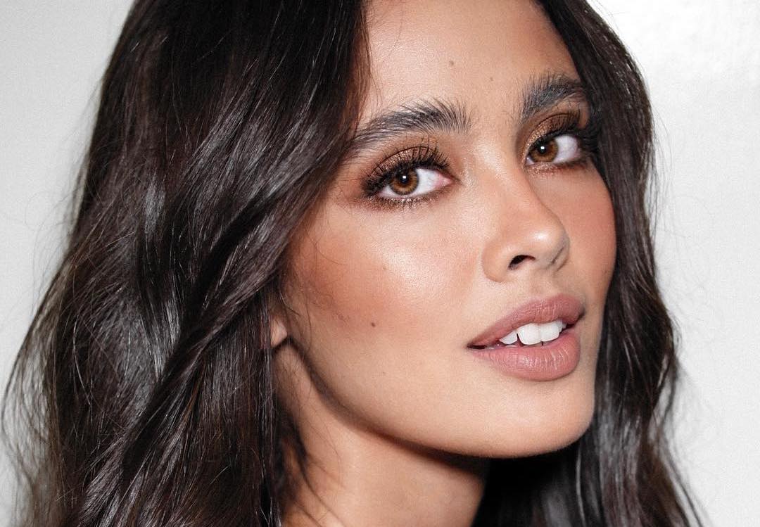 Sourcils plumes – la tendance la plus populaire de la saison